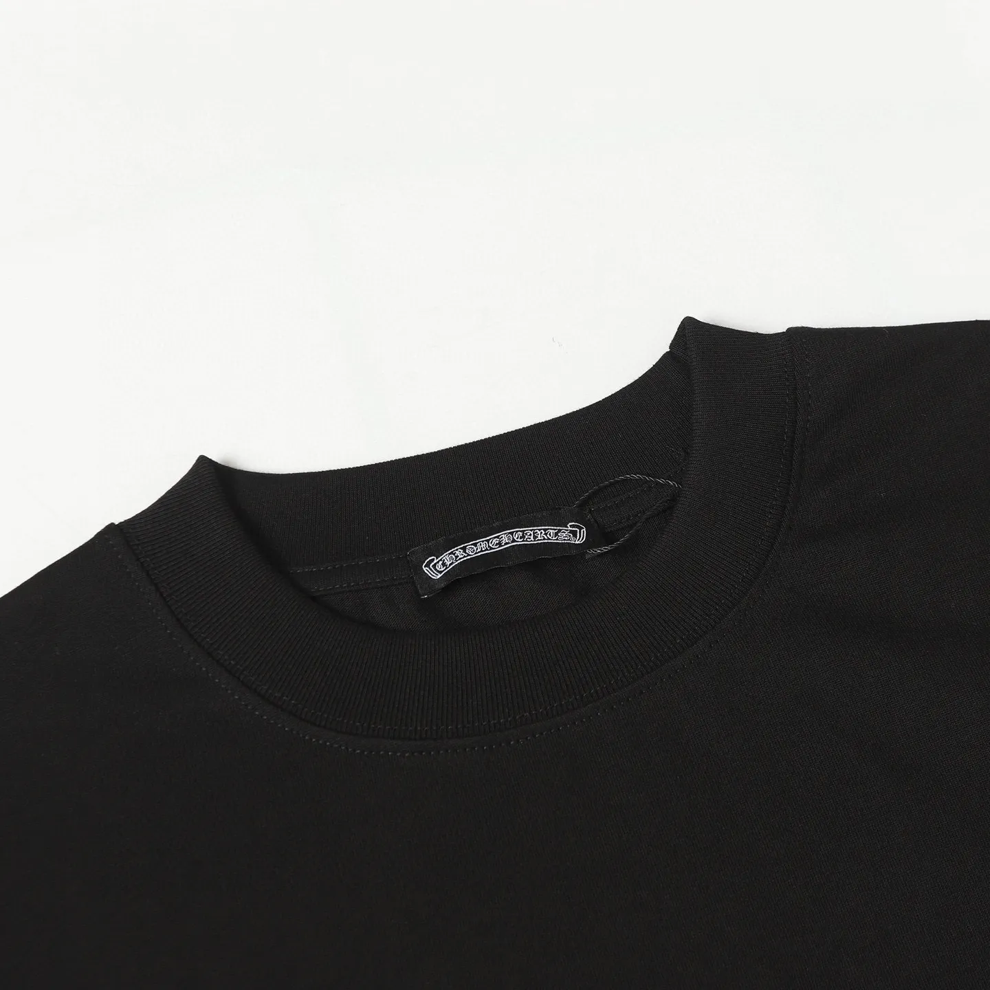🅿️170 Chrome hearte/Chrome heart ch 25ss early spring Sanskrit horseshoe print short-sleeved T-shirt. A must-have item for daily commuting for men and women in light luxury. The correct version is welcome to compare. Detailed features: ·280g 100% cotton double yarn jersey fabric. ·Custom-dyed in the same cylinder, special thickened 32 pieces double-strand 1x1 thread. ·Double-needle cross-stitch technology. ·Original main mark washed tag. Color: black white. Size: XS-L